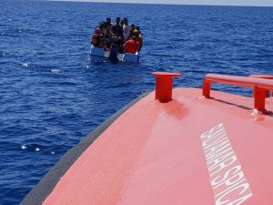 Salvamento Marítimo rescata a 17 migrantes a la deriva en Cabo de Gata
 