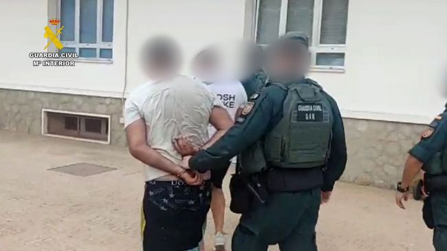 Un guardia civil fuera de servicio detiene a un fugitivo en Aguadulce