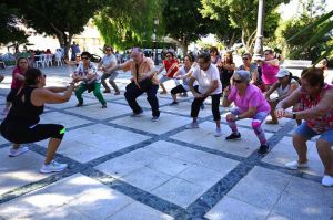 El Distrito Almería imparte talleres a mayores para evitar caídas