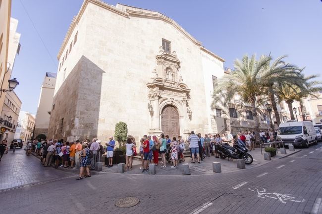 Miles de almerienses se hacen con su abanico de la Feria de Almería, en un reparto que continuará el jueves y viernes