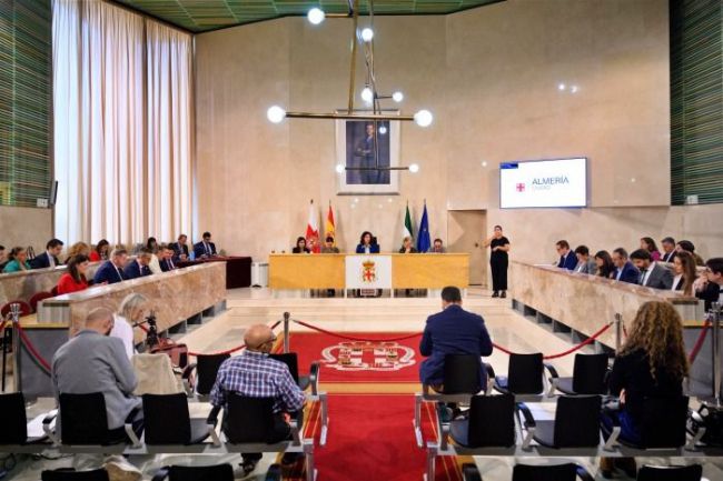 Bronca en el pleno municipal por los insultos del edil de Podemos a Interalmería TV