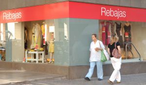 Arrancan las esperadas rebajas en Almería con los bolsillos vacíos