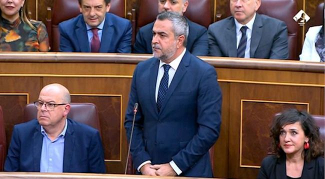 Lorenzo critica al PP pero no a Podemos por el voto de los decretos