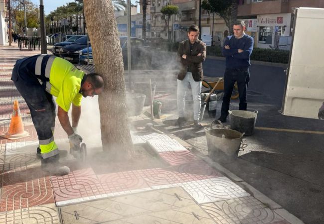 Mejoras en el pavimento de la Avenida Carlos III en Aguadulce