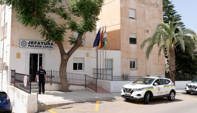 La Policía Local de Níjar detiene a un joven tras sorprenderle robando en una vivienda