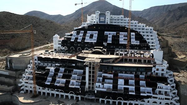 28 activistas de Greenpeace se enfrentan a prisión por pintar 'Hotel Ilegal' en El Algarrobico