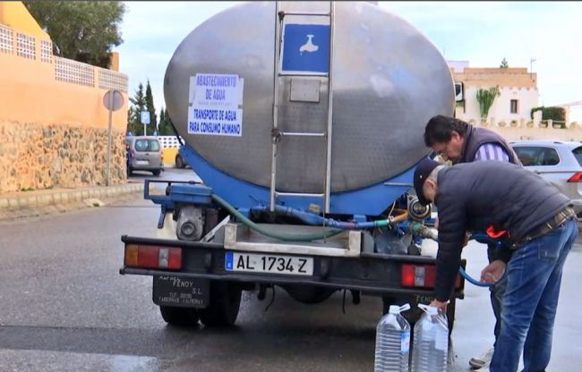 Vecinos de Los Perichos de Vicar reciben agua embotellada