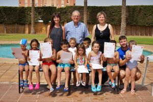 Casi un centenar de niños y niñas concluyen los cursos de natación en Vícar