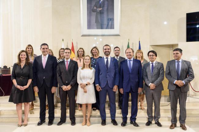 El alcalde recibe en el Ayuntamiento a los presidentes del Congreso y el Senado