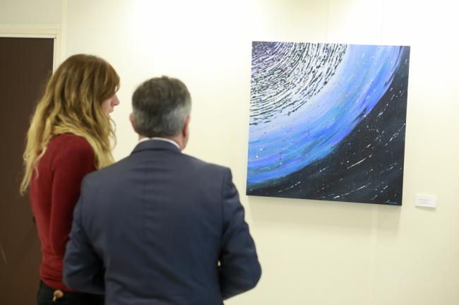 Leonor Lentisco expone su pintura astronómica junto a la poesía de Julio Alfredo Egea