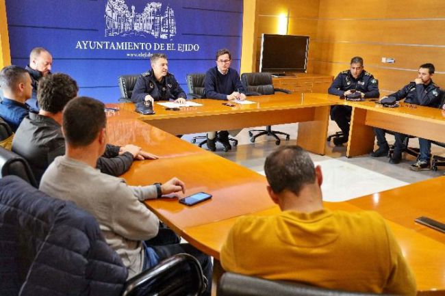 Las cámaras le graban destrozando coches y la Policía Local de El Ejido le detiene