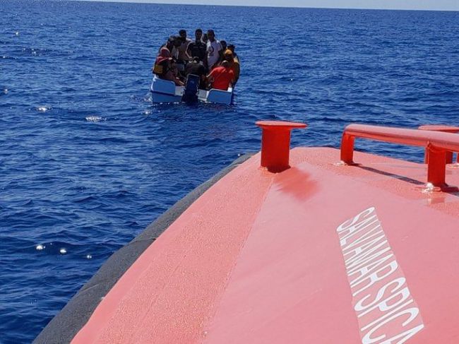 Rescatados 13 inmigrantes magrebíes en Almería