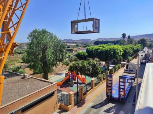 Retirada de un aula prefabricada en Almería