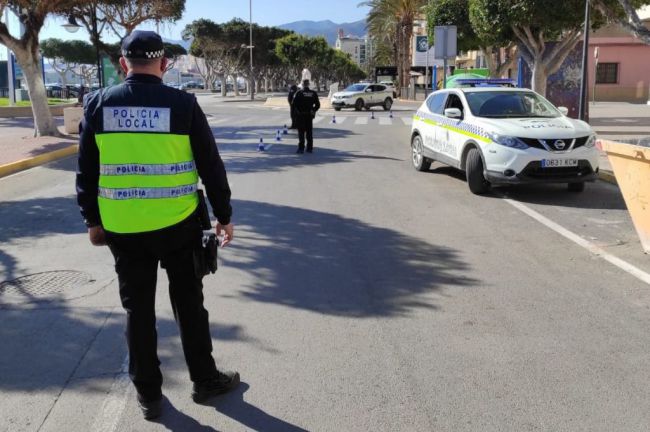 Policía Local de Adra detiene a un individuo por intento de robo en vehículos