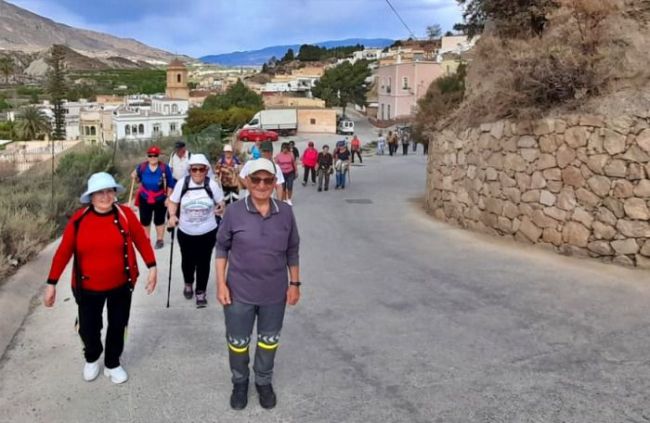 Excursionistas recorren la Ruta de Las Fundiciones en Villaricos