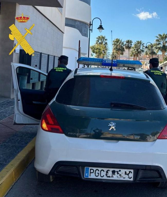 Sustraen 900 euros a un ciudadano extranjero en una gasolinera