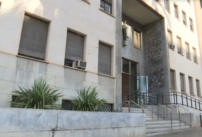 Absuelven a dos hombres por el caso de un lanzamiento desde un tercer piso en Roquetas de Mar