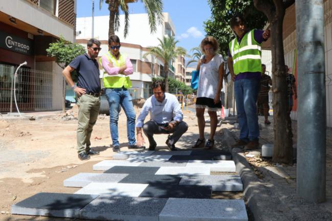 Colocados los sistemas de canalización en la calle Iglesia de El Ejido