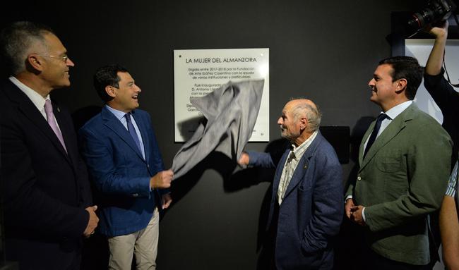 Moreno rinde homenaje en Almería al papel fundamental de las mujeres en la sociedad