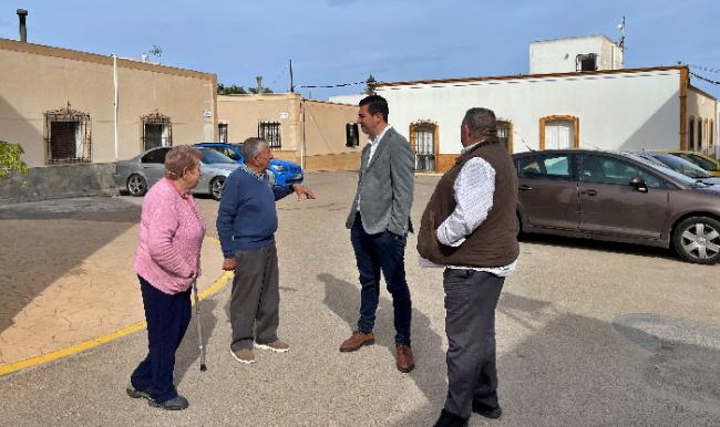 El alcalde de Níjar visita el núcleo de Fernán Pérez