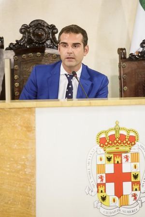 El Pleno concede el título de Hijo Predilecto de la Ciudad de Almería al árbitro David Fernández Borbalán