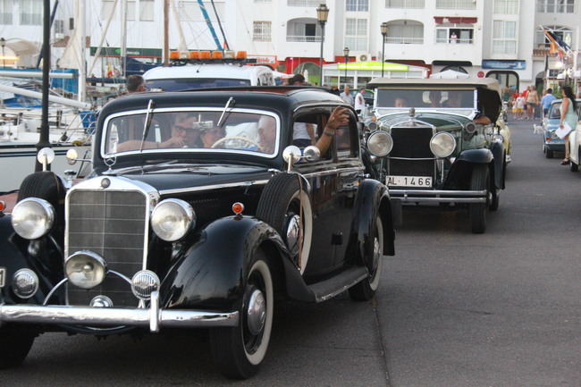 Los coches clásicos y antiguos tomarán mañana las calles y dársenas del Puerto de Almerimar para deleite de turistas y residentes