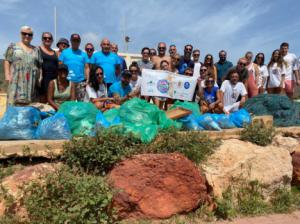 Voluntarios limpian el fondo marino de Los Escullos