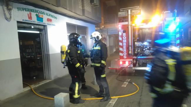 Los Bomberos sofocan dos fuegos en un supermercado y una tienda de mascotas