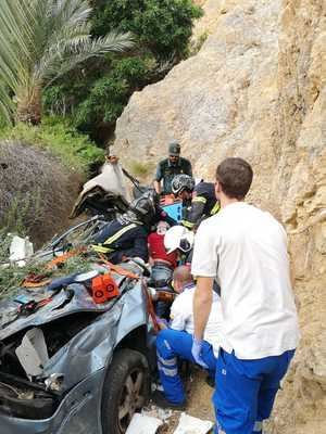 Los Bomberos rescatan a un conductor tras caer su vehículo por El Cañarete