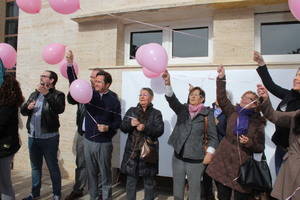 Compromiso de El Ejido en la lucha contra el cáncer lanzando cientos de globos rosas al cielo con mensajes de esperanza