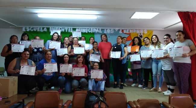 Entrega de diplomas a 25 mujeres de la Escuela de Madres de Los Almendros