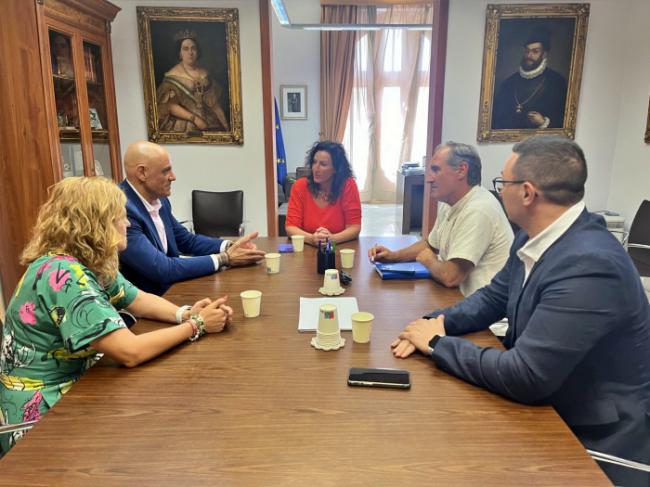 La alcaldesa recibe al nuevo presidente del Unicaja Almería de voleibol