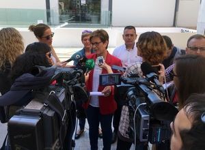 El Mercado Central lleva dos meses con una puerta rota