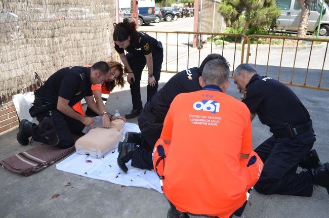 El 061 de Almería entrena a policías nacionales en RCP