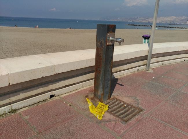 El PSOE denuncia el mal estado de las fuentes de agua potable del Paseo Marítimo