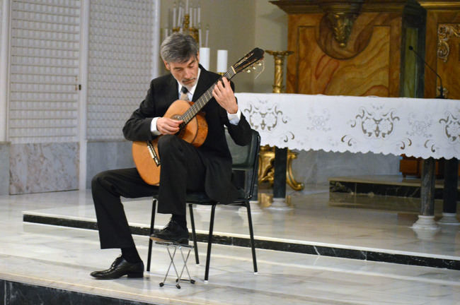 Carles Trepat emociona en su interpretación con una guitarra original de Antonio de Torres