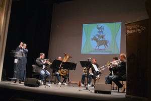 Niños y mayores comparten viaje musical con ‘Granada Brass’ y ‘Los músicos de Bremen’