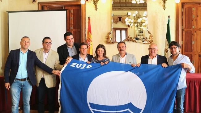 Las banderas azules ya lucen en las playas almerienses