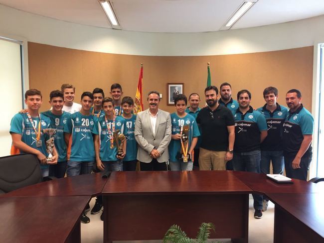 El delegado de territorial de Deporte recibe al equipo Cajamar C.D. URCI Almería, categoría infantil masculina