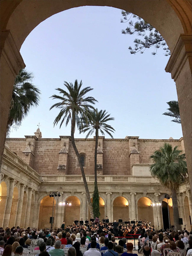 El talento de la OJAL y la belleza del Claustro de la Catedral se unen en un inolvidable concierto