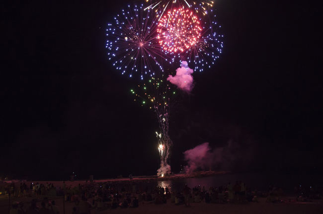 Los fuegos artificiales iluminan una hermosa Noche de San Juan en las playas de Almería