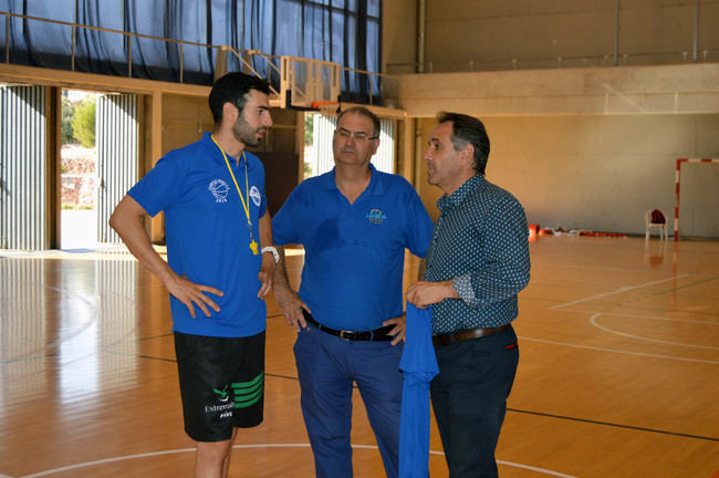 Más de 120 niños perfeccionan la técnica en el baloncesto en el IX Campus Luis Parejo