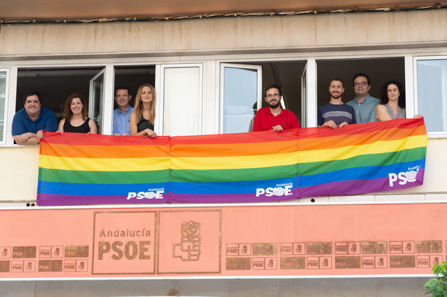 El PSOE de Almería despliega la bandera arcoíris en apoyo del colectivo LGTBI