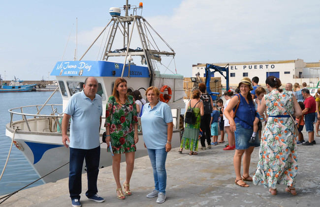 Las familias conocen el arte de la pesca en la jornada de puertas abiertas de la Lonja