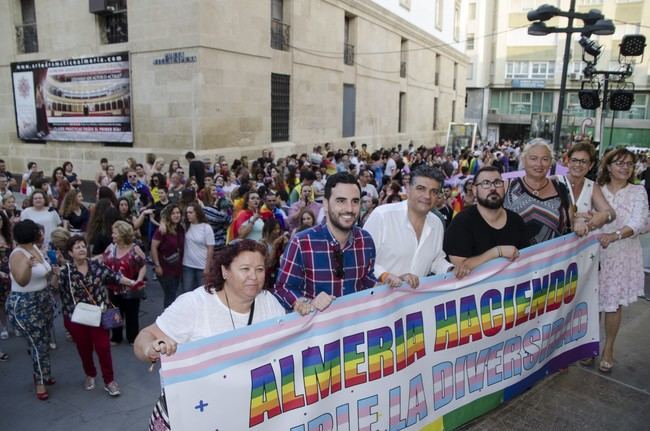 Una marcha y un manifiesto por el centro de Almería dan visibilidad a la diversidad LGTBI+