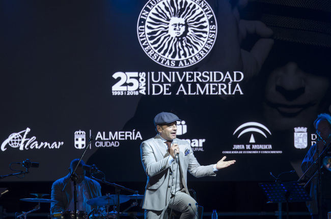 El universo sonoro del jazz, tamizado por la personal voz de Toni Zenet, llena la Plaza de la Catedral