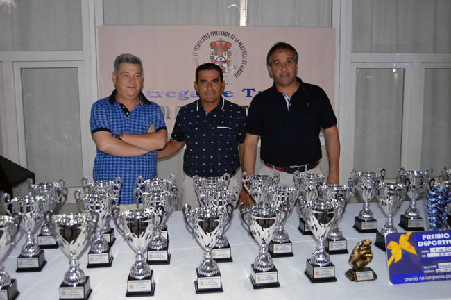 El concejal de Deportes asiste a la entrega de premios del fútbol veterano