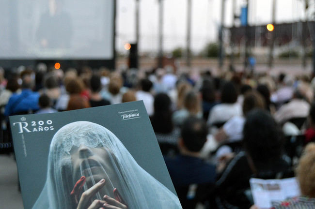 Almería disfruta de la ópera del Teatro Real desde el Parque de las Almadrabillas