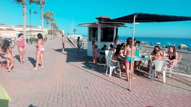 En marcha los ‘Yo Leo’ para garantizar el entretenimiento en la playa de Adra