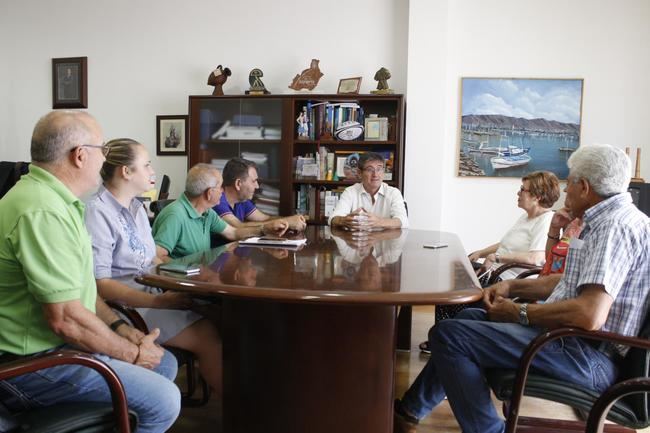 El alcalde de Adra recibe a la nueva Junta de Gobierno de la Hermandad de la Virgen del Carmen